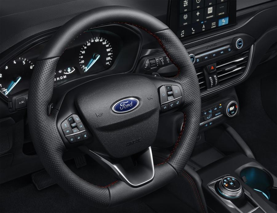 Панель приборов Ford Focus ST-Line 2018 года  (CN) (фото 6 из 10)